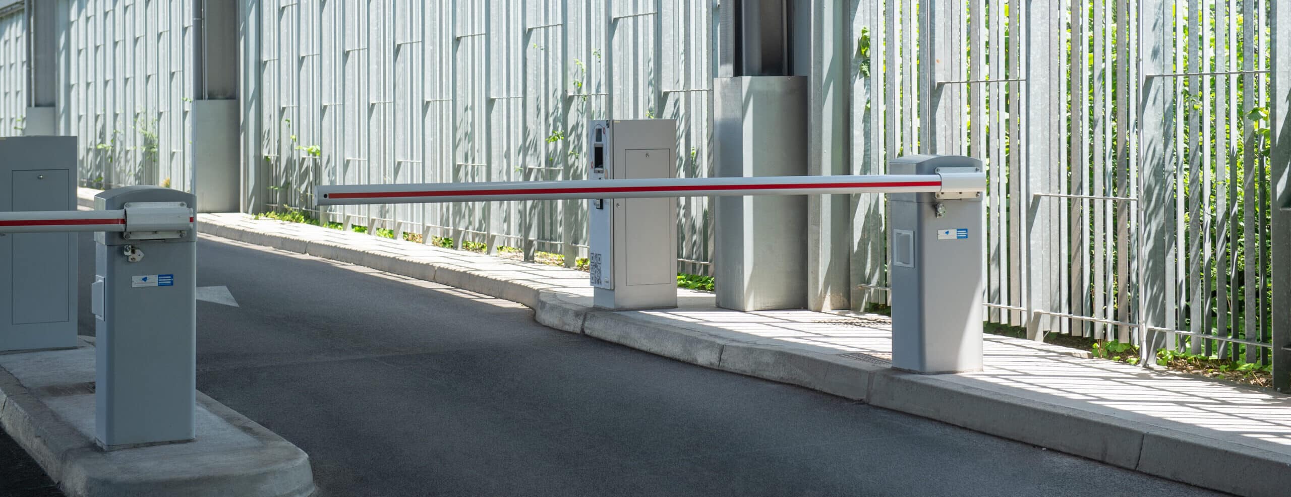 La barrière automatique LBA 63 PK facilite la gestion des accès aux parkings payants