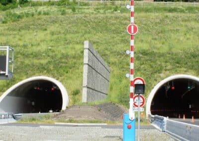 Une référence en coupure de voie avec une lisse en fibre de verre et sur sites industriels & logistiques