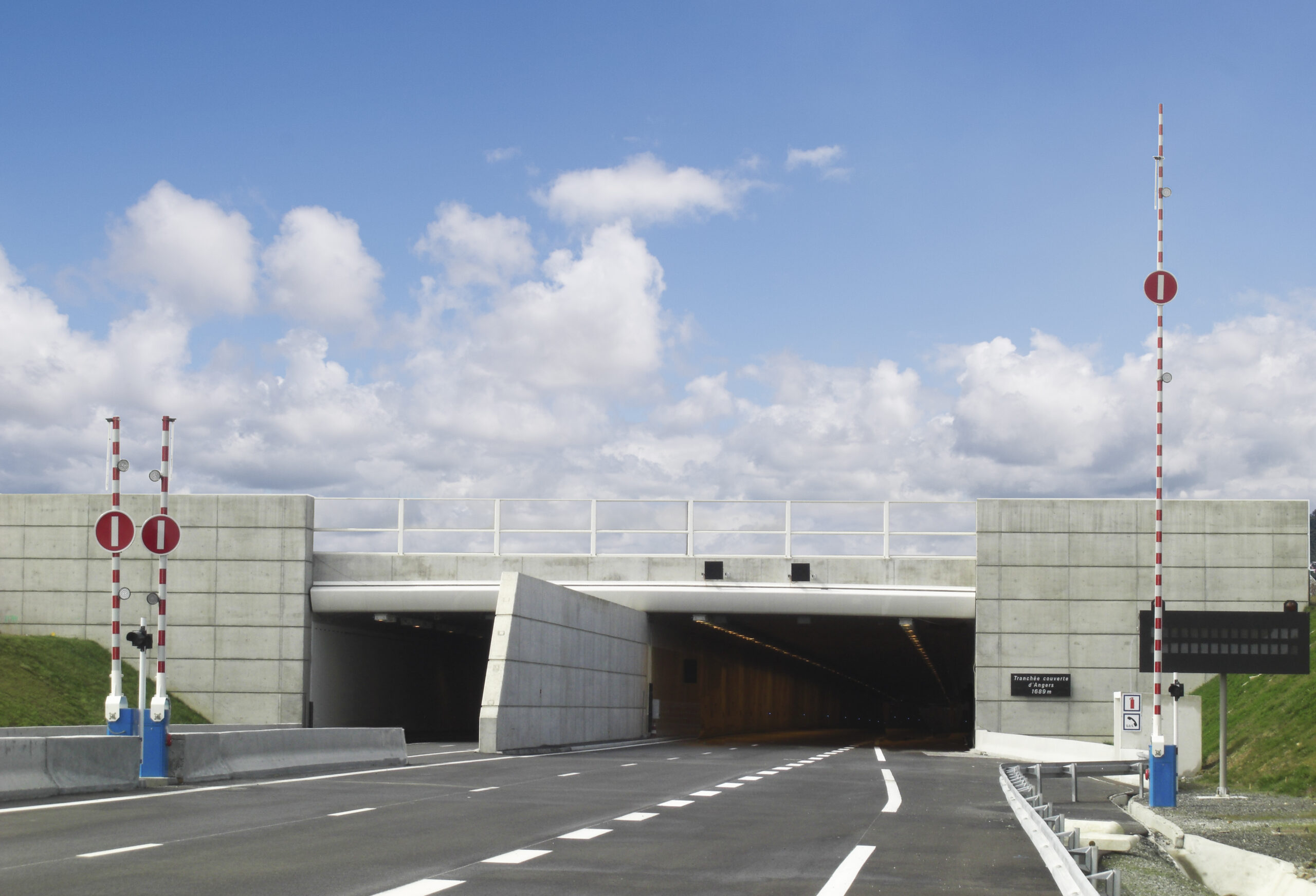 Une référence en coupure de voie avec une lisse en fibre de verre et sur sites industriels & logistiques